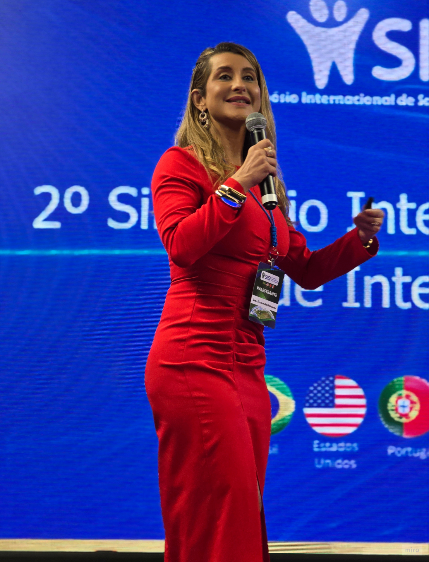 Fernanda Padovani palestrando no Simpósio Internacional de Saúde Integrativa